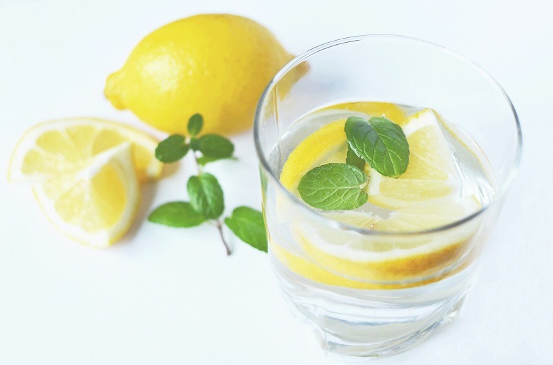 Hausmittel gegen Verstopfung: Zitronenwasser